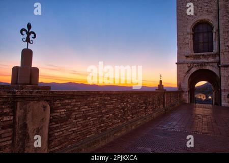 Italia, Umbria. Giglio di ferro battuto (simbolo della città di Gubbio) nei pressi del Palazzo dei Consoli. Foto Stock