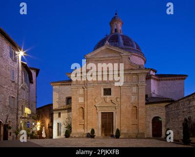 Italia, Umbria, Assisi. Luce serale sul Convento Chiesa Nuova. Foto Stock