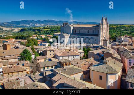 Italia, Umbria, Orvieto. Dalla Torre del Moro, una vista panoramica sulla città e sul Duomo di Orvieto. Foto Stock