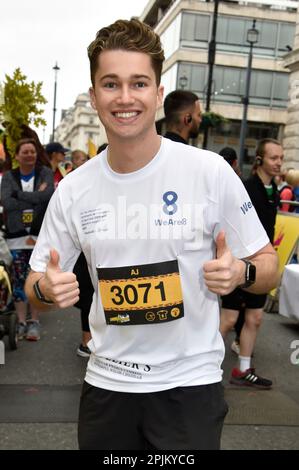 AJ Pritchard all'inizio dei 2023 punti di riferimento di Londra Mezza Maratona nel Pall Mall East, Londra. Sue Andrews/Alamy. Foto Stock