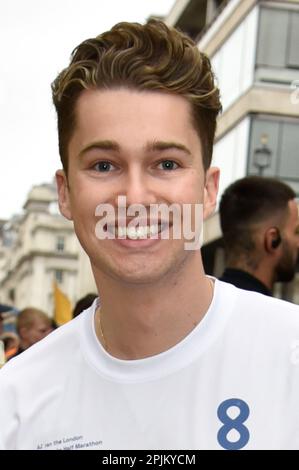 AJ Pritchard all'inizio dei 2023 punti di riferimento di Londra Mezza Maratona nel Pall Mall East, Londra. Sue Andrews/Alamy. Foto Stock