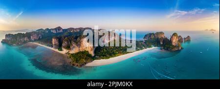 Panorama di Railey Beach al tramonto, Krabi, Thailandia. Foto Stock