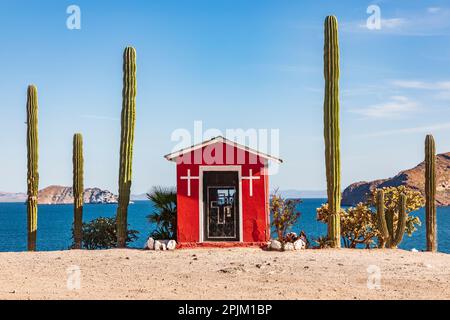 Playa el Burro, Mulege, Baja California sur, Messico. Un piccolo santuario cattolico sul mare di Cortez. Foto Stock