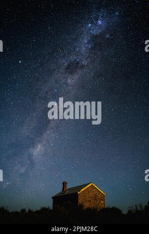 Stelle sopra un vecchio capannone nell'entroterra Foto Stock