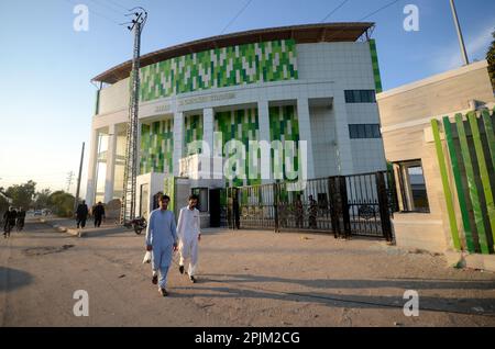 Peshawar, Peshawar, Pakistan. 1st Apr, 2023. La gente ha danneggiato i vetri con le pietre mentre dà la farina libera nel complesso sportivo di Hayatabad il sabato. Nel complesso sportivo di Hayatabad costruito dal governo per ottenere farina libera, si è verificato uno scontro tra i cittadini e la polizia durante il mese del Ramadan. Cercato di disperderli gettando gusci di gas lacrimogeni, che ha anche portato al vandalismo, ancora la situazione al di fuori del complesso sportivo di Hayatabad è tesa. (Credit Image: © Hussain Ali/Pacific Press via ZUMA Press Wire) SOLO PER USO EDITORIALE! Non per USO commerciale! Foto Stock