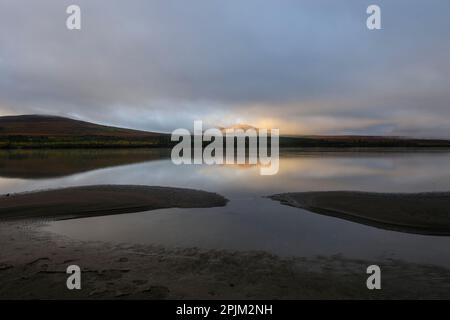 USA, Alaska, Kotzebue, fiume Noatak. Nebbia mattutina sopra le basse stalle del fiume. Foto Stock