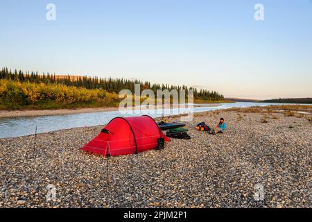 USA, Alaska, Kotzebue, fiume Noatak. Campeggio sul fiume Noatak. Foto Stock