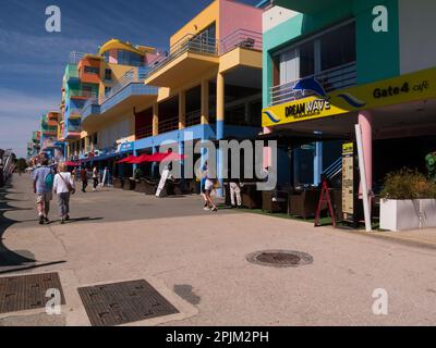 I turisti che camminano a Albufeira Marina Algarve Portogallo fanno parte di un complesso turistico di alta qualità che comprende alberghi ristoranti bar un club nautico Sho Foto Stock