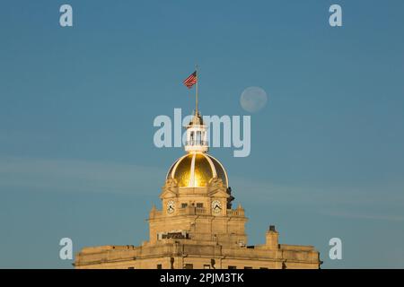 USA, Georgia, Savannah. Luna che si sovrappone alla cupola dorata del Municipio. Foto Stock