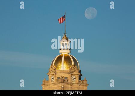 USA, Georgia, Savannah. Luna che si sovrappone alla cupola dorata del Municipio. Foto Stock