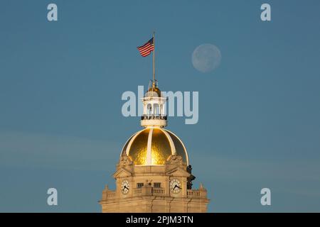 USA, Georgia, Savannah. Luna che si sovrappone alla cupola dorata del Municipio. Foto Stock