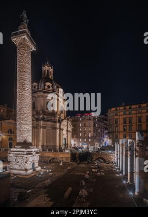 Vista notturna della colonna di Traiano (colonna Traiana), al Foro Romano, Roma, Italia Foto Stock