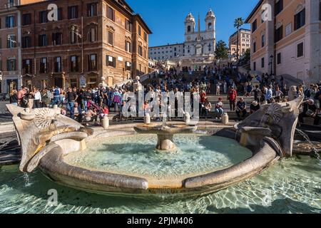 Roma, Italia, 2022 novembre. Fontana della Barcaccia in Piazza di Spagna, una delle piazze più famose e vivaci di Roma Foto Stock