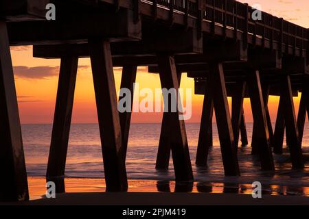 Stati Uniti, Georgia. Silhouette di un molo all'alba, vicino a Savannah. Foto Stock