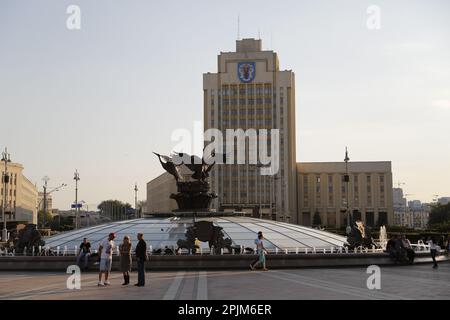 Vista su Piazza dell'Indipendenza (ex Piazza Lenin) a Minsk, Bielorussia, con l'edificio del Parlamento bielorusso e la statua delle cicogne e la fontana su una cupola Foto Stock