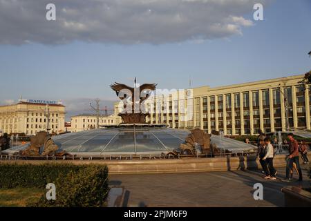 Statua di cicogna sulla cupola in Piazza dell'Indipendenza (ex Piazza Lenin) a Minsk, Bielorussia; ufficio postale principale sullo sfondo Foto Stock