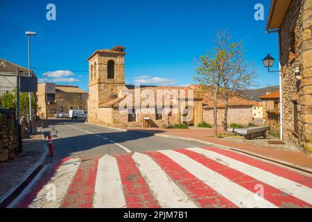 Strada laterale e la chiesa. Piñuecar, provincia di Madrid, Spagna. Foto Stock