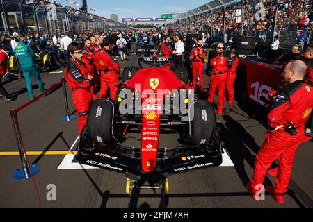 Albert Park, 2 aprile 2023 la Ferrari SF-23 della vettura di Charles Leclerc (MCO) in griglia prima della partenza della gara. Corleve/Alamy Live News Foto Stock