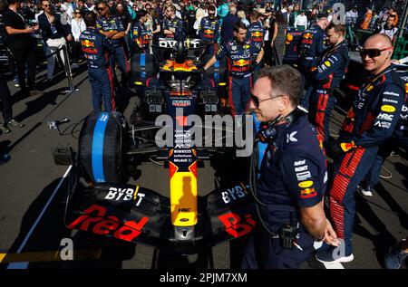 Albert Park, 2 aprile 2023 Christian Horner, team principal del Red Bull Racing F1 Team osserva la Red Bull Racing RB19 in griglia prima della partenza della gara. Corleve/Alamy Live News Foto Stock