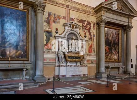 Tomba di Galileo Galilei (1564 – 1642) di Giulio Foggini, foto interna di Santa Croce, Basilica di Santa Croce di Firenze, Piazza di Santa Croce Foto Stock