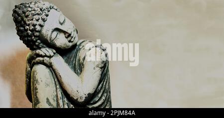 Statua di buddha da sogno con spazio per il tuo testo. Sembra un Buddha antico, ma ha avuto il suo aspetto da stare in giardino per alcuni anni Foto Stock