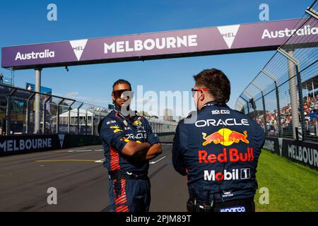 Albert Park, 2 aprile 2023 i meccanici Red Bull in griglia prima della partenza della gara. Corleve/Alamy Live News Foto Stock