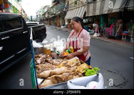 Marzo 13 2023- Bangkok Thailandia- Donna in esecuzione uno stallo mobile che vende prodotti a base di carne Foto Stock