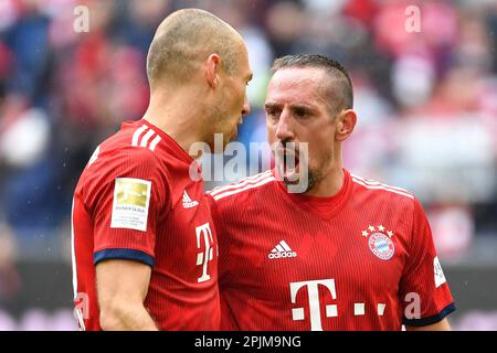 FOTO ARCHIVIO: Franck RIBERY avrà 40 anni il 7 aprile 2023, da sinistra: Arjen ROBBEN (FC Bayern Monaco) e Franck RIBERY (FC Bayern Monaco) dopo la fine del gioco, l'azione. Calcio 1. Bundesliga, 32.matchday, matchday32, FC Bayern Monaco M) - Hannover 96 (H) 3-1, il 05/04/2019 a Monaco di Baviera ALLIANZARENA, LE NORMATIVE DFL VIETANO QUALSIASI USO DI FOTOGRAFIE COME SEQUENZE DI IMMAGINI E/O QUASI VIDEO. ? Foto Stock