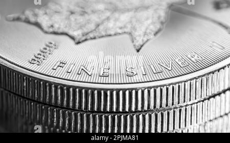 Immagine estrema di primo piano di una moneta da 9999 Silver Canadian Maple Leaf Bullion Coin Foto Stock