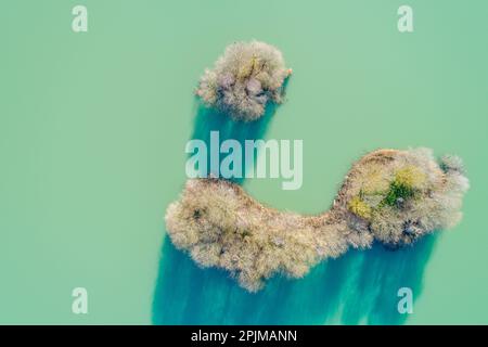 vista aerea del drone di una laguna di acqua turchese. Foto Stock