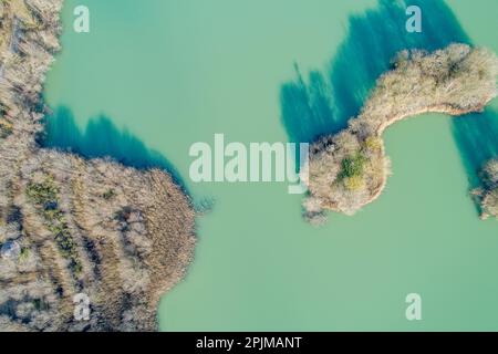 vista aerea del drone di una laguna di acqua turchese Foto Stock