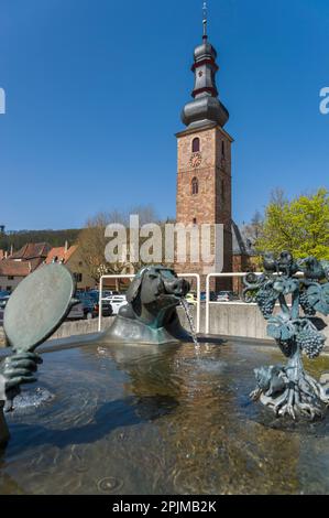 Vista sulla torre del Marktkirche, in primo piano la fontana del vino, Bad Bergzabern, Palatinato, Renania-Palatinato, Germania, Europa Foto Stock