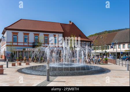 Piazza della città con fontana e ristoranti, Bad Bergzabern, Palatinato, Renania-Palatinato, Germania, Europa Foto Stock