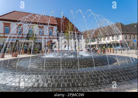 Piazza della città con fontana e ristoranti, Bad Bergzabern, Palatinato, Renania-Palatinato, Germania, Europa Foto Stock