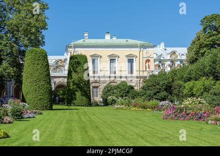 San Pietroburgo, Tsarskoye Selo, prato con aiuole a Catherine Park Foto Stock