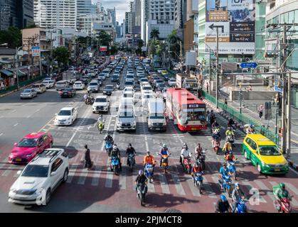 Traffico nel quartiere Asok (Asoke) a Bangkok Foto Stock