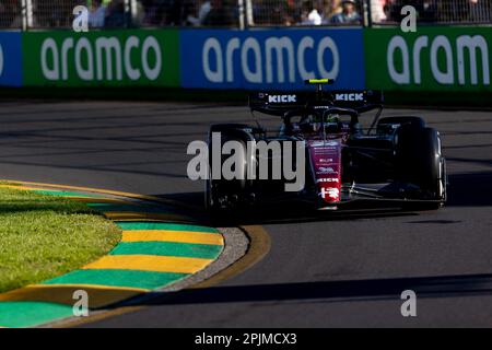 MELBOURNE, AUSTRALIA - Aprile 2: Zhou Guanyu della Cina guida la Ferrari F1 C43 dell'Alfa Romeo nella giornata di gara durante il Gran Premio d'Australia 2023 ad Albert Foto Stock