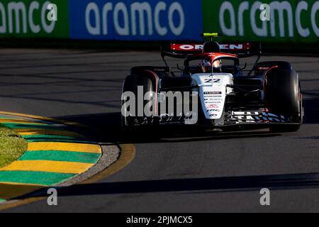 MELBOURNE, AUSTRALIA - 2 APRILE: Yuki Tsunoda del Giappone guida la Scuderia AlphaTauri AT04 nella giornata di gara durante il Gran Premio d'Australia 2023 ad Albert Foto Stock