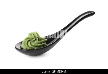 Cucchiaio in ceramica con vortice di pasta wasabi isolato su bianco Foto Stock