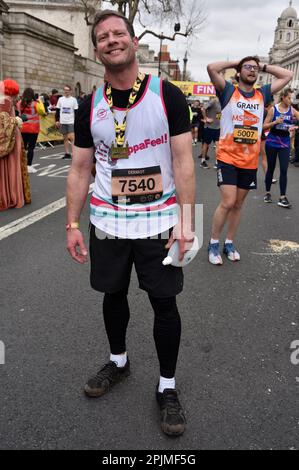 Londra Regno Unito. 2 aprile 2023. Dermot o'Leary al termine della 2023° Mezza Maratona di Londra a Whitehall, Londra. Sue Andrews/Alamy. Foto Stock