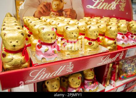 Mosca, Russia, novembre 2020: Gli orsacchiotti al cioccolato Lindt in lamina d'oro e con un pendente a cuore rosso sono venduti in un supermercato. Foto Stock