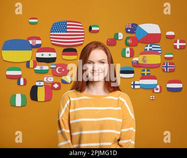 Ritratto dell'interprete e delle bandiere di diversi paesi su sfondo giallo Foto Stock