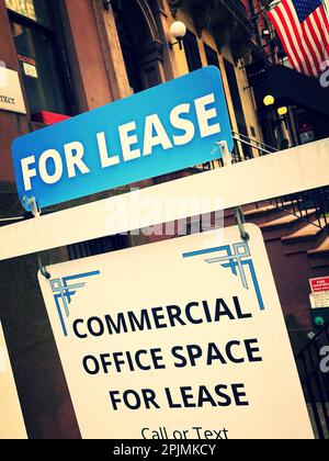 Primo piano di un cartello, che offre uno spazio per uffici commerciali in affitto nello storico quartiere di Murrayhill, 2023, New York City, USA Foto Stock