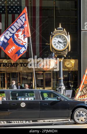 I sostenitori di Pro Trump manifestano pacificamente di fronte alla Trump Tower sulla Fifth Avenue, 2023, New York City, USA Foto Stock