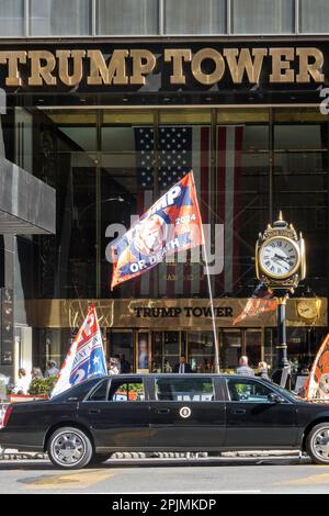 I sostenitori di Pro Trump manifestano pacificamente di fronte alla Trump Tower sulla Fifth Avenue, 2023, New York City, USA Foto Stock