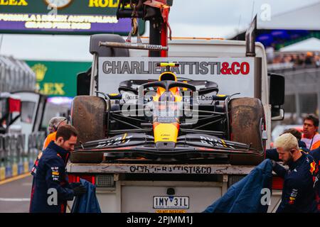 MELBOURNE, AUSTRALIA - Aprile 01: Il danneggiato Oracle Red Bull Racing RB19 di Sergio Perez del Messico dopo le qualifiche al Gran Premio d'Australia 2023 Foto Stock