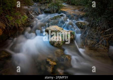 Acque cristalline fotografate con una lunga esposizione nei dintorni del Salto del Utro nel fiume Mula, Bullas, Murcia, Spagna Foto Stock