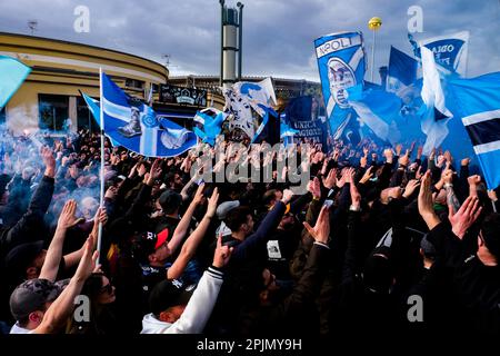 Napoli Ultras fuori dallo stadio con bandiere e bombe fumé oltre la Serie Una partita di calcio tra SSC Napoli e AC Milan. Foto Stock