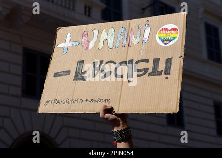 Roma, Italia. 01st Apr, 2023. Una persona tiene un cartello durante la manifestazione Transgender Day of Visibility a Roma. La manifestazione fa parte della Giornata Transgender di visibilità, un evento annuale che si svolge il 31 marzo e che si dedica a celebrare le persone transgender e a sensibilizzare le persone alle discriminazioni affrontate dalle persone transgender in tutto il mondo. (Foto di Vincenzo Nuzzolese/SOPA Images/Sipa USA) Credit: Sipa USA/Alamy Live News Foto Stock