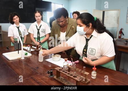 Presidente delle Barbados la Most Honourable Dame Sandra Mason visita la scuola St.Winifred alle Barbados per i festeggiamenti per il 100° anniversario della scuola. Foto Stock